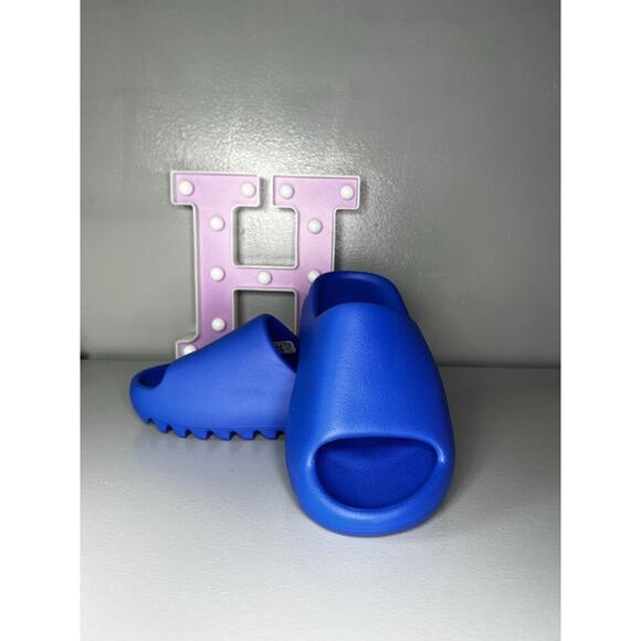Yeezy Slides Azure Sz 5 - Picture 1 of 9